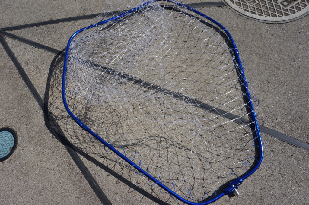簡単取込！】シーバスも青物も逃げられないタモ網！六角形が釣り人の負担を軽減してくれる | つりしろ